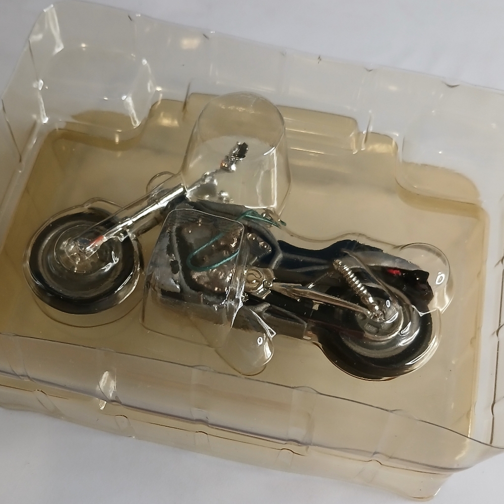 Hallmark Harley-Davidson 2002 VRSCA V-Rod Keepsake Ornament - Picture 3 of 8